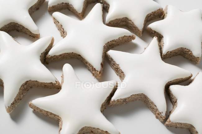 Estrelas de canela na superfície branca — Fotografia de Stock