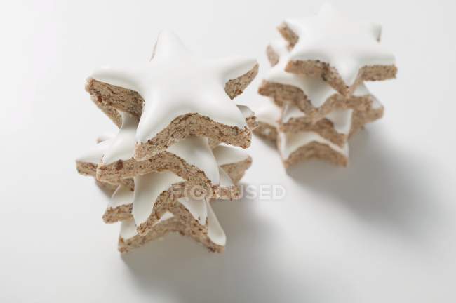 Estrellas de canela apiladas en pilas - foto de stock