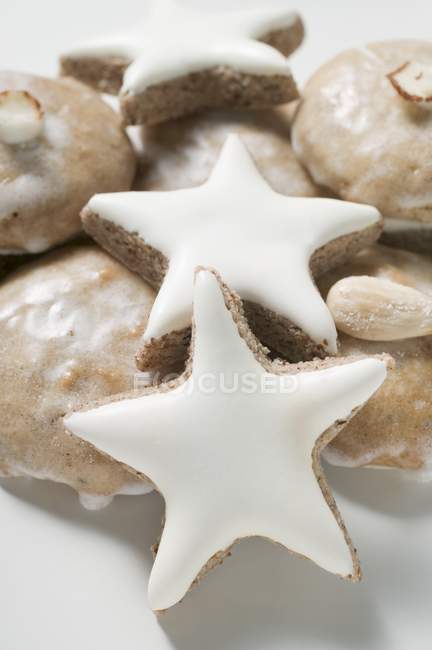 Cinnamon stars and almond biscuits — Stock Photo