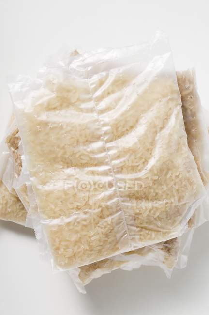 Paquets de riz bouillis dans un sac — Photo de stock