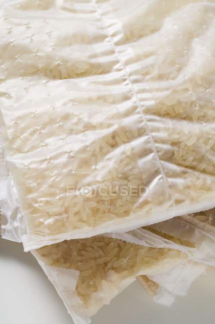 Paquetes de arroz hervido en bolsa - foto de stock