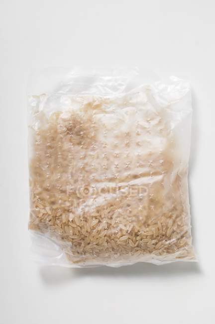 Paquete de arroz hervido en bolsa - foto de stock