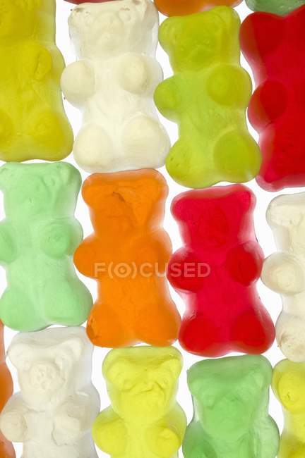 Gummi ursos no fundo branco — Fotografia de Stock