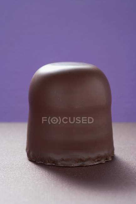 Marshmallow revestido de chocolate — Fotografia de Stock