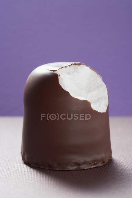 Marshmallow no fundo roxo — Fotografia de Stock