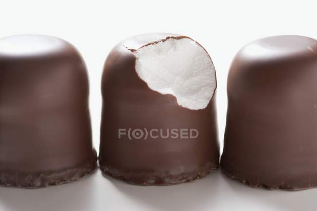 Tres malvaviscos de chocolate - foto de stock