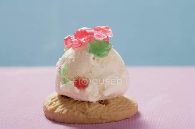 Ice cream with grapefruit bits on cookie — Stock Photo