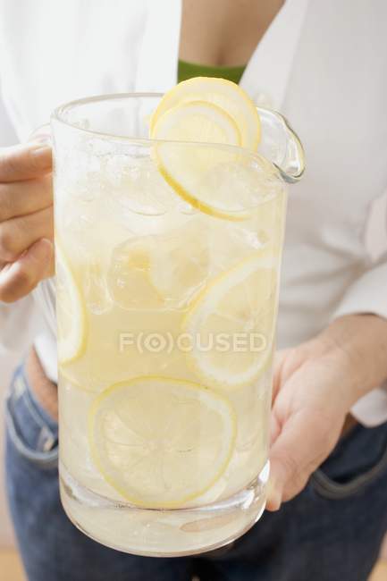Mulher segurando jarro de limonada — Fotografia de Stock