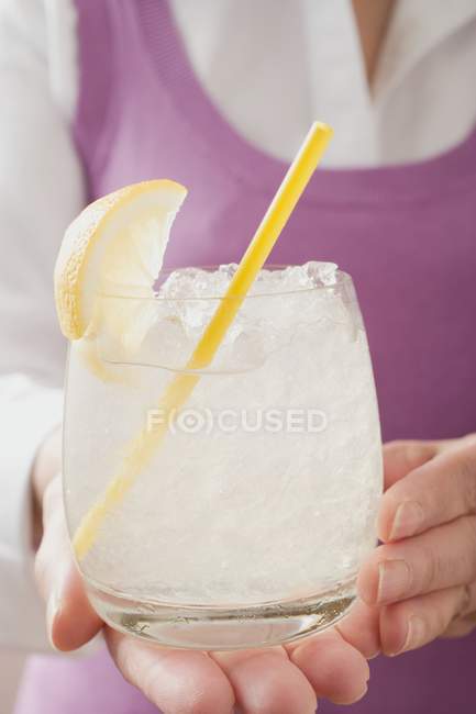 Женщина держит стакан лимонада — стоковое фото