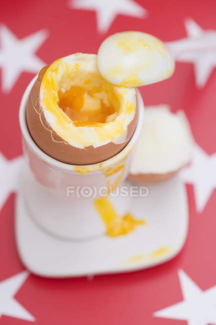 Huevo cocido en taza de huevo - foto de stock