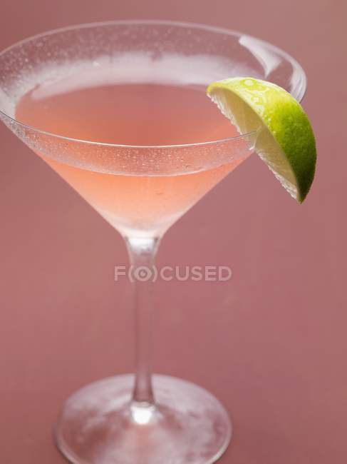 Cosmopolitan with lime wedge — Stock Photo