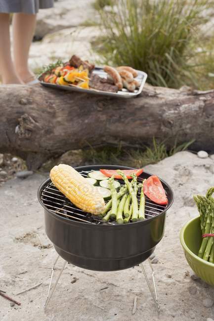 Vue diurne surélevée des légumes sur un barbecue — Photo de stock