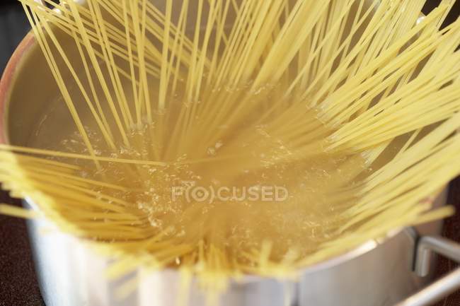 Pasta de espagueti en sartén - foto de stock