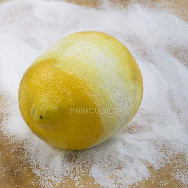 Limón pelado sobre azúcar - foto de stock
