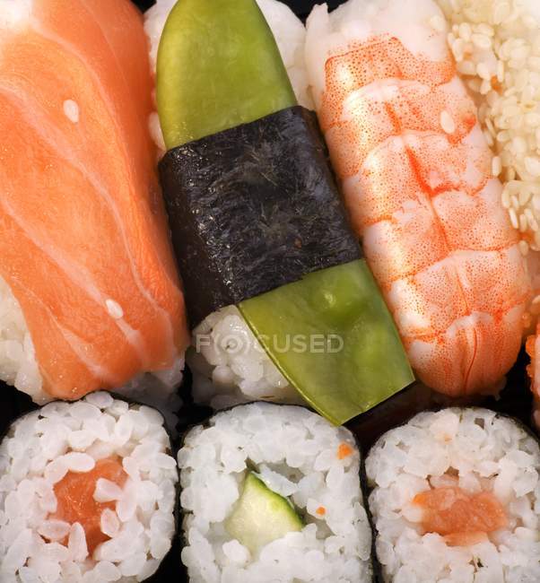 Diferentes tipos de sushi - foto de stock