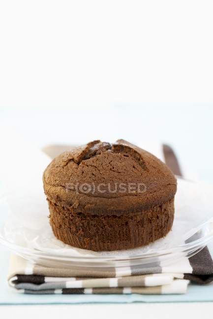 Pastel de chocolate pequeño en el plato - foto de stock