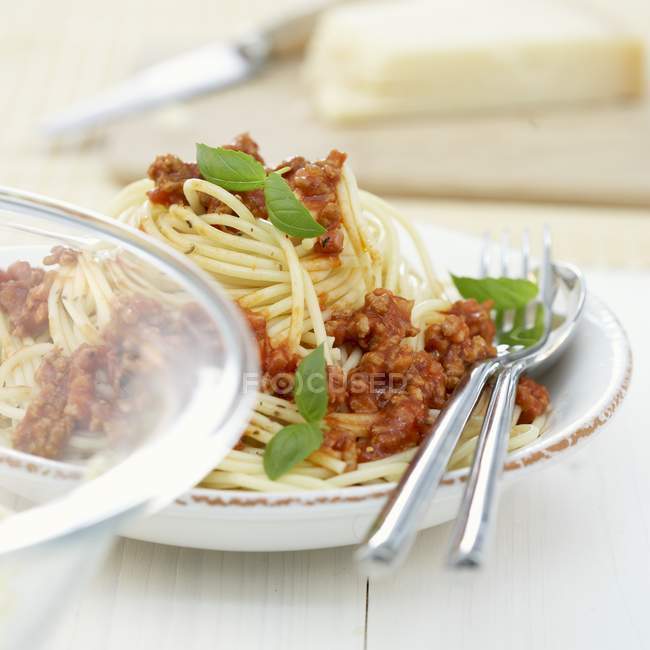 Spaghetti pasta boloñesa con carne picada - foto de stock