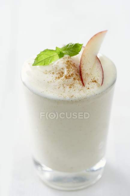 Nahaufnahme von Vanille und Mango-Getränk mit Minzblättern — Stockfoto