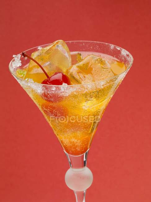 Tequila amanecer con cubitos de hielo - foto de stock