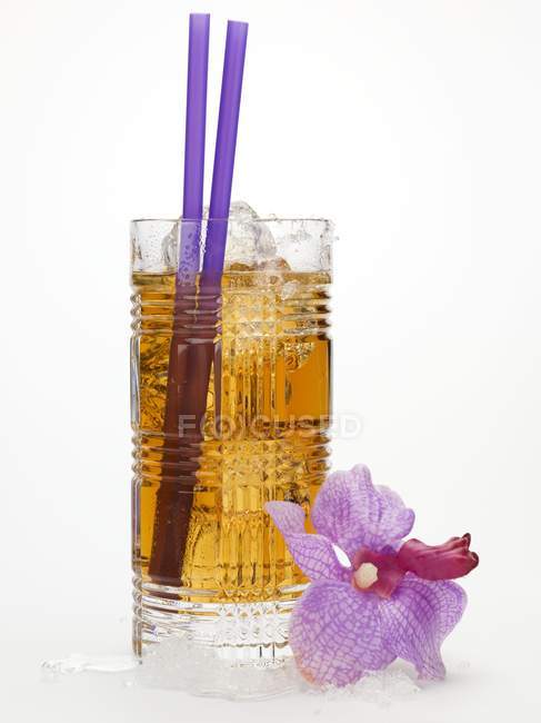 Bevanda di rum con cubetti di ghiaccio — Foto stock