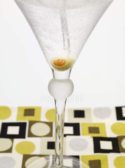Martini mit großen Oliven — Stockfoto
