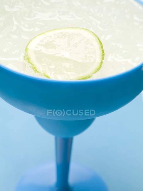 Frozen Margarita with slice of lime — Stock Photo