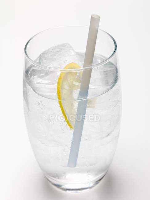 Bicchiere d'acqua con cubetti di ghiaccio — Foto stock