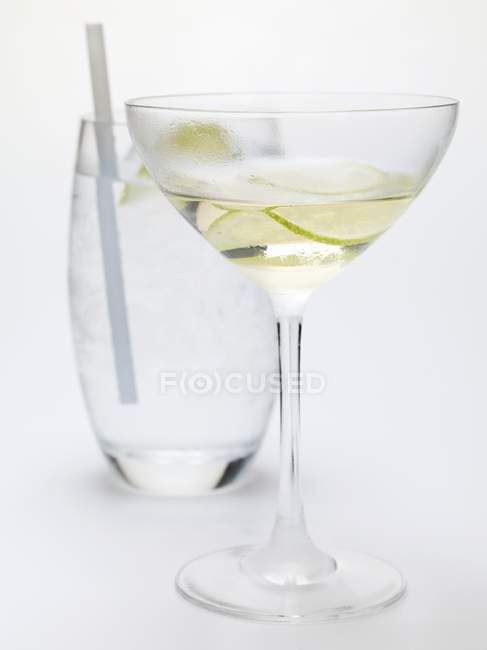 Drink with slices of lime — Stock Photo