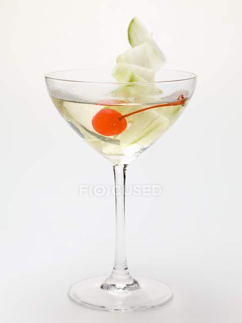 Bevanda con cocktail di ciliegie e lime — Foto stock
