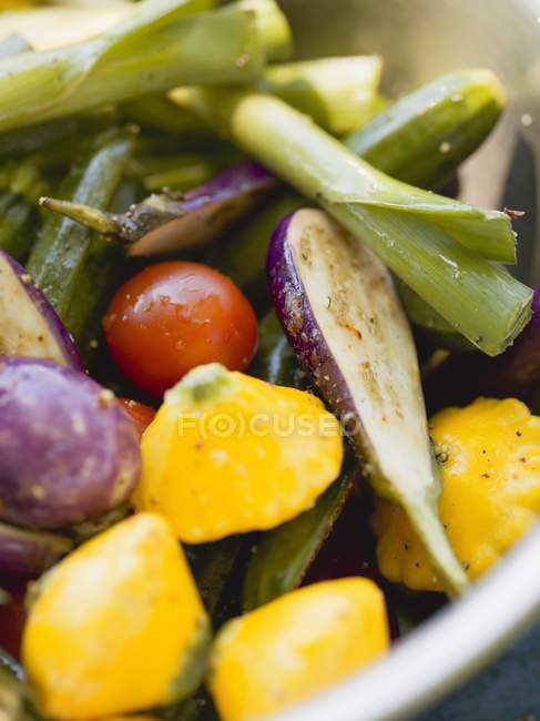 Verduras a la parrilla en un tazón, sobre fondo borroso - foto de stock