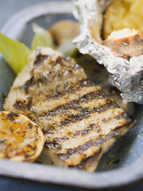 Filetto di pesce alla griglia — Foto stock