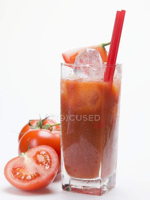 Bebida de tomate com cubos de gelo, tomates frescos sobre fundo branco — Fotografia de Stock