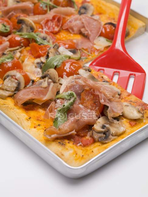 Scheibe Pizza mit Schinken — Stockfoto