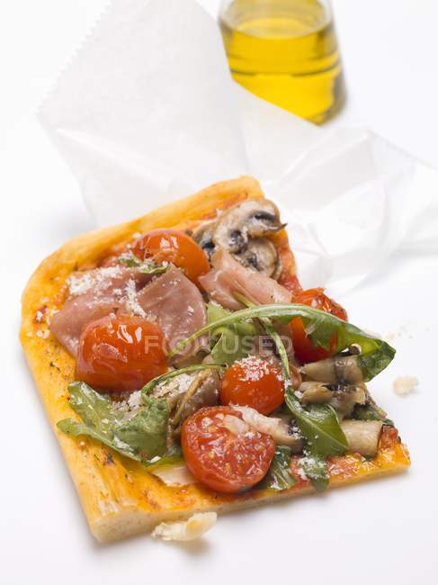 Fatia de pizza com presunto — Fotografia de Stock