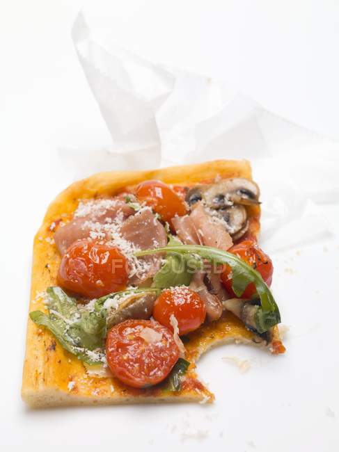 Fetta di pizza con prosciutto — Foto stock