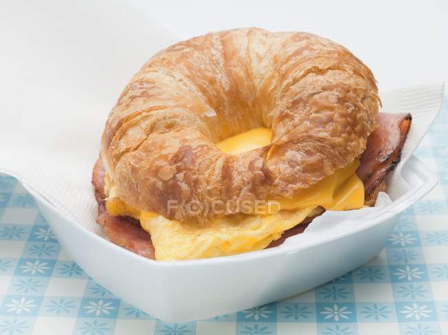 Croissant mit Rührei — Stockfoto