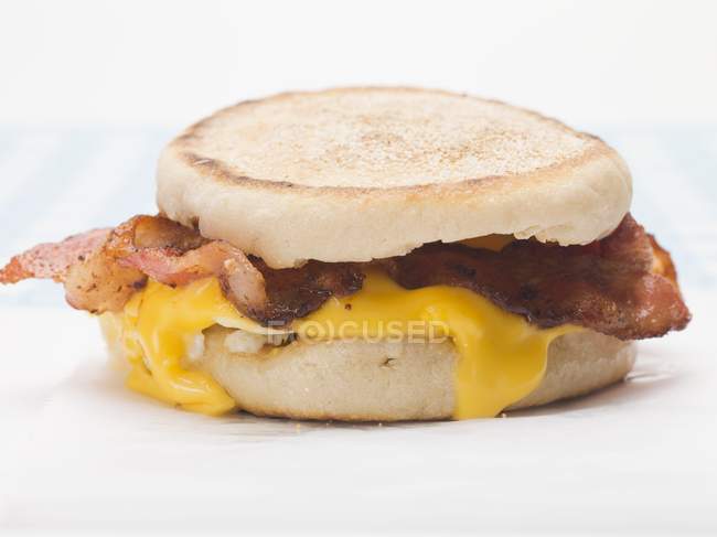 Muffin anglais rempli de bacon — Photo de stock