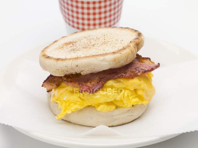 Muffin anglais rempli de bacon — Photo de stock