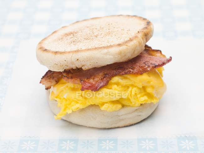 English muffin filled with bacon — Stock Photo