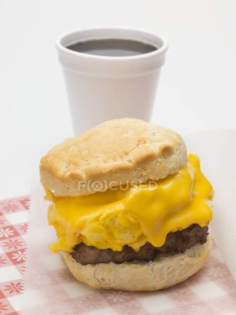 Scone filled with scrambled egg — Stock Photo
