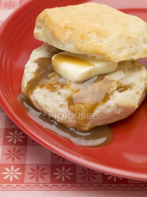 Scone with butter and gravy — Stock Photo