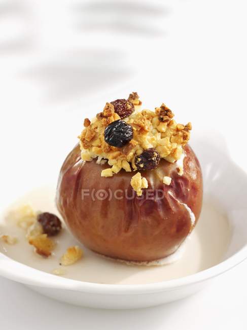 Pomme cuite au four avec raisins secs — Photo de stock