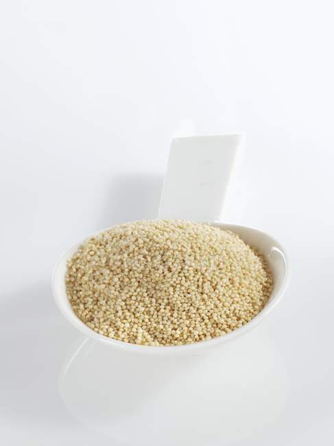 Colherada de sementes de amaranto — Fotografia de Stock
