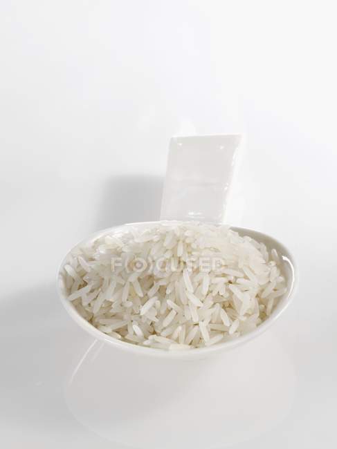 Cuchara llena con arroz basmati - foto de stock