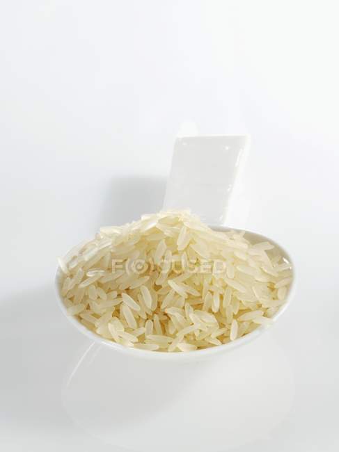 Colher cheia de arroz de grão longo — Fotografia de Stock