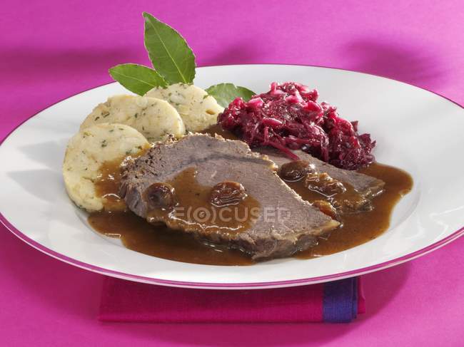 Roast with red cabbage — Stock Photo