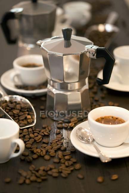Cafeteira com xícaras de café expresso — Fotografia de Stock