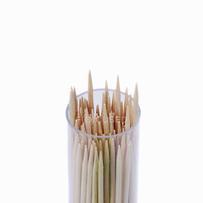 Nahaufnahme von Zahnstochern im Plastikbehälter auf weißem Hintergrund — Stockfoto
