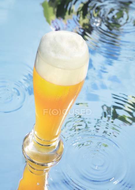 Пшеничне пиво на воді — стокове фото