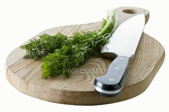 Eneldo verde con cuchillo - foto de stock